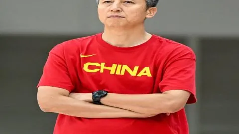 《曼联悬念升级！齐尔克泽未亮相周五训练，神秘点赞马伦转战罗马，内情揭秘》